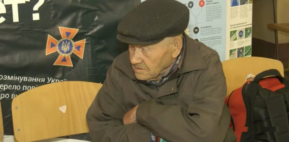 Не хотів брати паспорт РФ. 88-річний чоловік самостійно вийшов з окупованої частини Донеччини