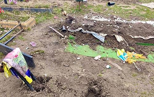 Помстився: на Житомирщині чоловік розтрощив могилу військового. ФОТО