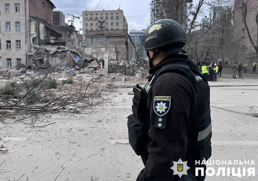 Поліція показала перші фото наслідків ракетної атаки на Київ 