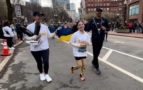12-річна українка, яка втратила обидві ноги після обстрілу окупантів, пробігла марафон у Бостоні.ВІДЕО